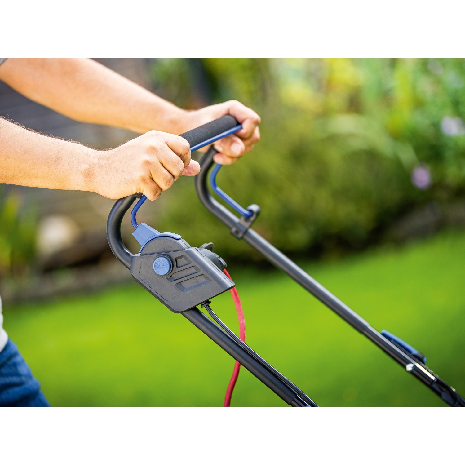 Detailaufnahme des Griffs vom LUX-TOOLS Elektro-Rasenmäher E-RM-1800/43.