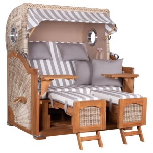 GarWoh Strandkorb Rantum Grande aus Teakholz mit grau-weiß gestreiftem Dessin.