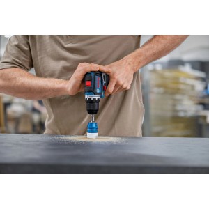 Bosch Professional GSR 12V-32 Akku-Bohrmaschine im Einsatz beim Bohren in eine Arbeitsplatte.