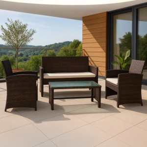 Braune CLP Polyrattan Sitzgruppe Toruba auf Terrasse: Sofa, 2 Sessel, Glastisch mit hellen Polstern. Gartenmöbel.