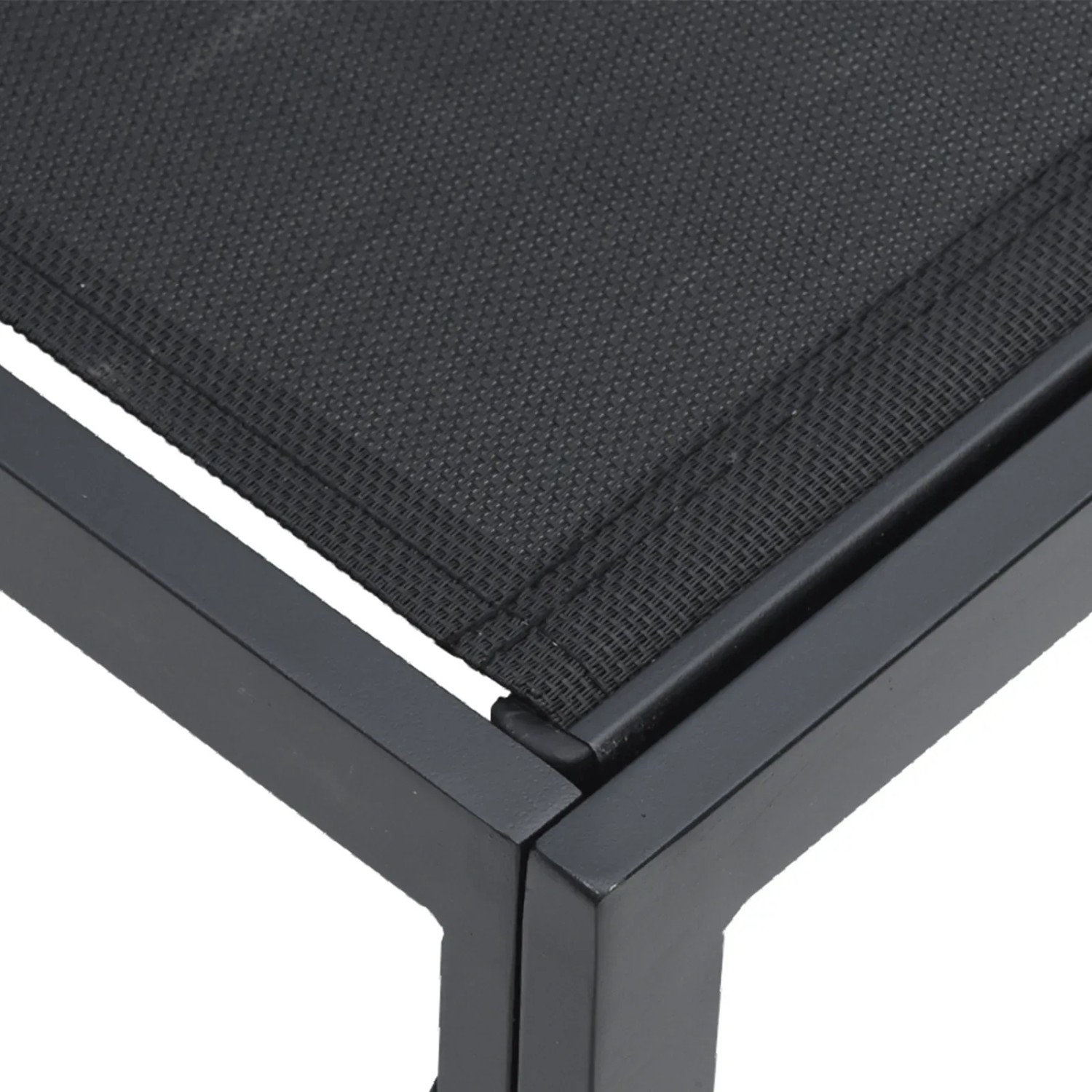 Detailaufnahme: Schwarzes Garten-Sofa-Set aus Aluminium, Fokus auf Material und Verarbeitung.