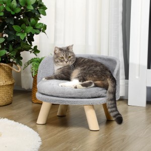 Graues PawHut Katzensofa mit Kissen und Holzfüßen. Katze liegt entspannt auf dem Katzenbett.