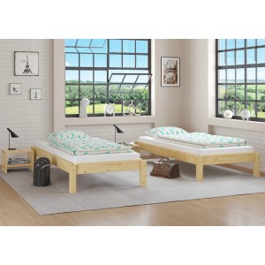 Zwei Einzelbetten aus Kiefer Massivholz, Stapelbetten mit Rollrost, 80x190 cm, im Raum.