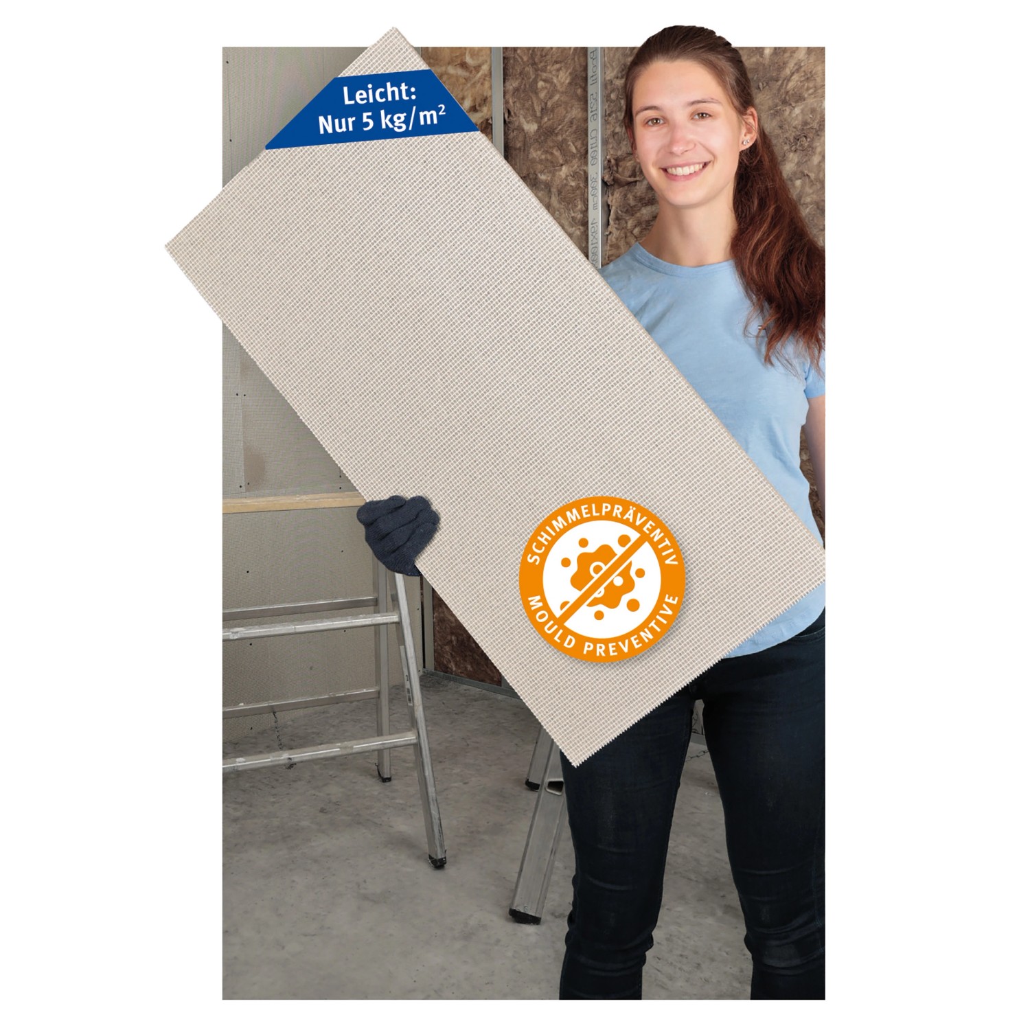 KlimaTec-RapidBoard Leichtbauplatte (120x80 cm), gehalten von einer Person. Schimmelpräventiv und leicht.