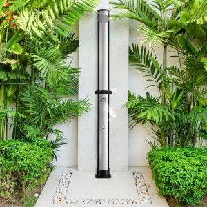 Juskys Solardusche Victoria 40 Liter im Garten mit tropischen Pflanzen.