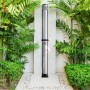 Juskys Solardusche Victoria 40 Liter im Garten mit tropischen Pflanzen.