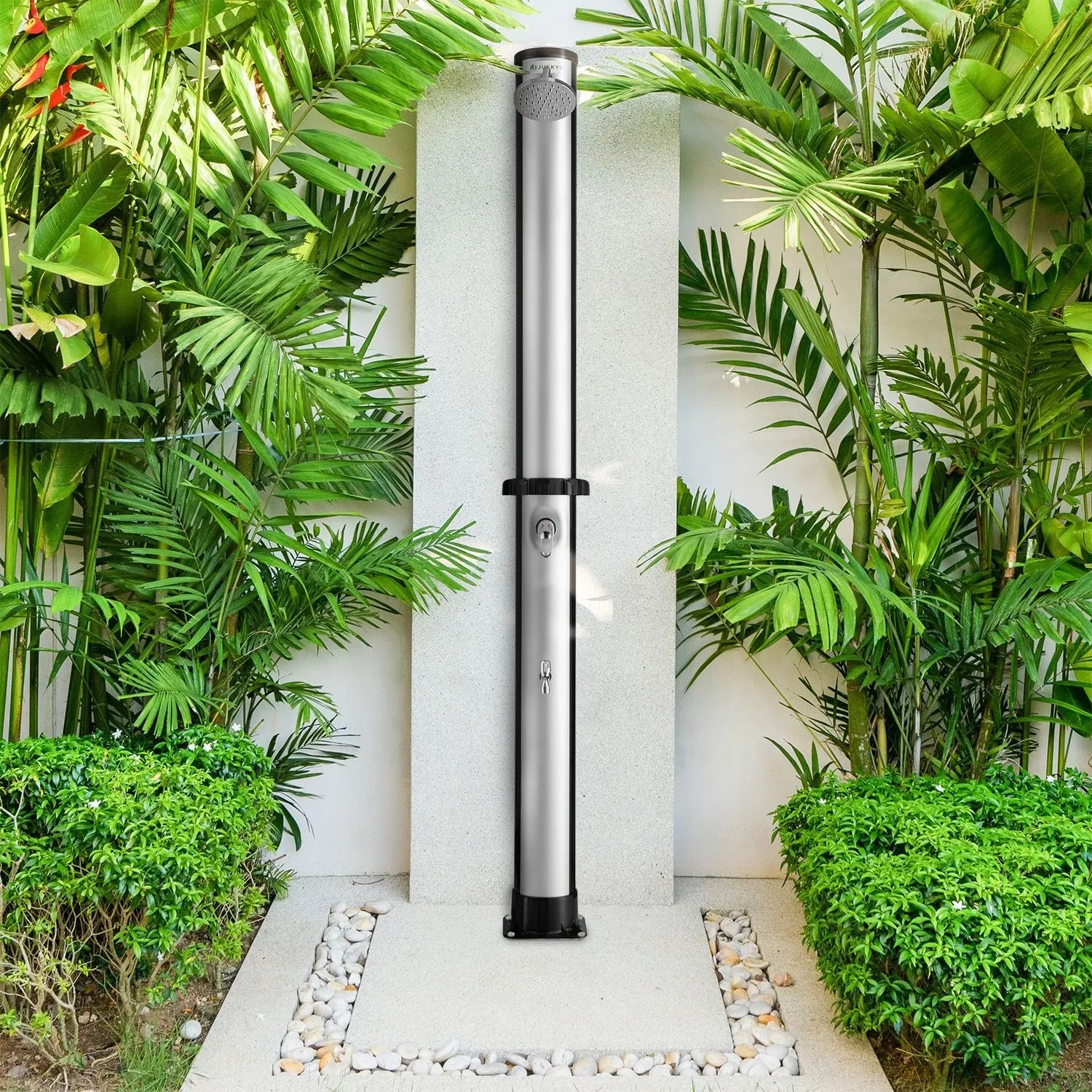 Juskys Solardusche Victoria 40 Liter im Garten mit tropischen Pflanzen.