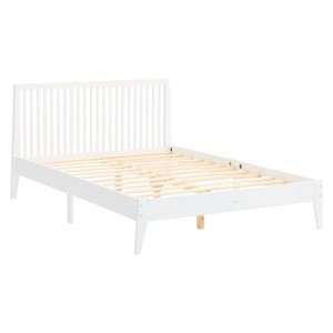 Weißes Doppelbett 140x200 cm aus Kiefernholz mit Lattenrost und hohem Latten-Kopfteil. Modernes Bettgestell.