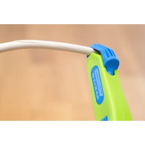 WEICON Kabelmesser S 4-28 Multi Green Line beim Abisolieren eines Kabels.