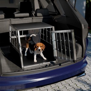 Alu Hundetransportbox M im Kofferraum mit Beagle. Sichere Reise für kleine Hunde und Welpen.