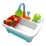 Axi Spielküche Linda: Sand- und Wassertisch mit Zubehör, Spüle, Schneidebrett und Spielzeug-Lebensmitteln.