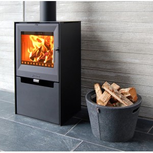Schwarzer Aduro 14 Kaminofen (6,5 kW) mit Holzkorb und brennendem Holz.