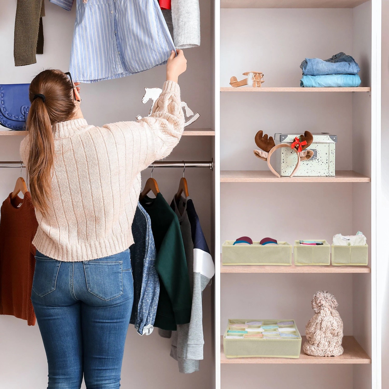 Beige faltbare Unterwäsche Organizer aus Vliesstoff im Kleiderschrank. Sortiert Socken, BHs, Unterhosen.