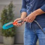 Gardena Cleansystem Fahrradbürste in Blau mit Gartenschlauchanschluss in der Hand.