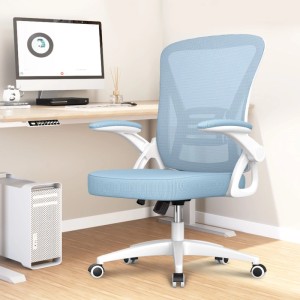 Blauer ergonomischer Bürostuhl mit Mesh-Rückenlehne, klappbaren Armlehnen und Rollen am Schreibtisch.