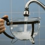 Verchromte Küchenbrause M22/M24 am Wasserhahn beim Befüllen eines Gefäßes.