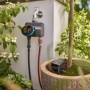 Gardena Smart Dual Water Control Bewässerungscomputer mit Sensor im Garten.