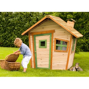 Axi Alice Spielhaus im Crooked Design, braun-grün, mit Kind und Picknickkorb im Garten.