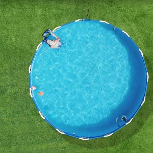 Aufbaupool auf Primaflor Kunstrasen Arizona Grün mit Person im Wasser, Vogelperspektive.