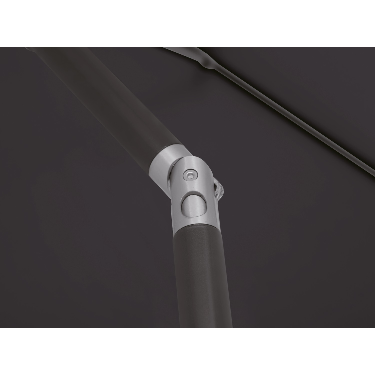 Detailaufnahme Marktschirm Anthrazit mit Neigungsfunktion, Gelenk und Streben.