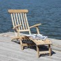 Verstellbarer Teakholz Deckchair LEON auf Holzsteg am Wasser, ideal als Gartenstuhl oder Sonnenliege.