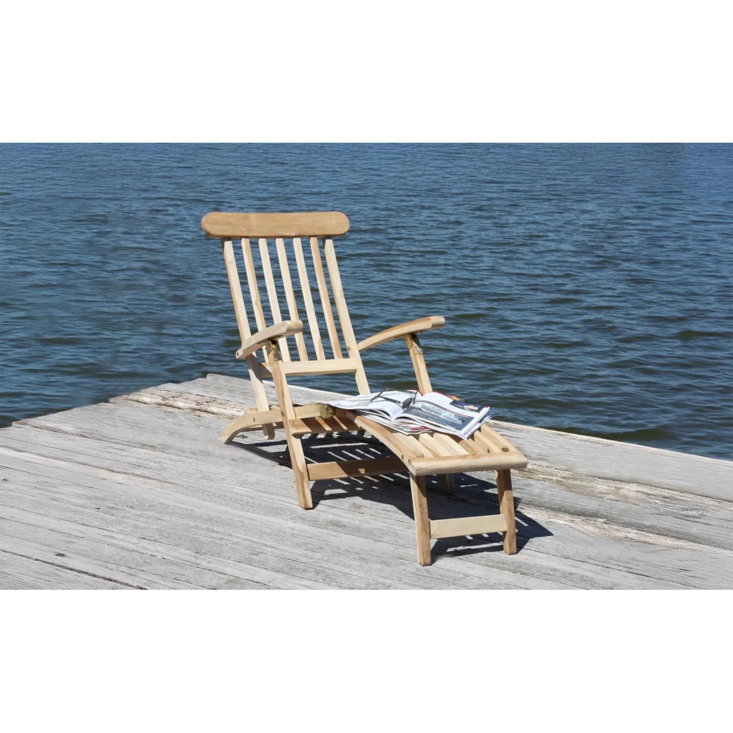 Verstellbarer Teakholz Deckchair LEON auf Holzsteg am Wasser, ideal als Gartenstuhl oder Sonnenliege.