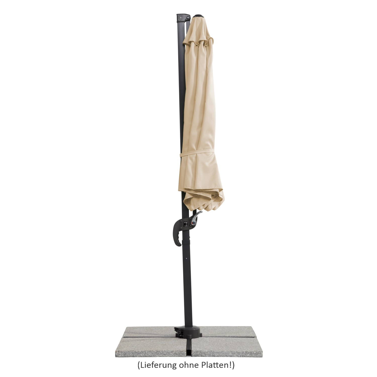 Zusammengeklappter, naturfarbener Schneider Ampelschirm Ø 300 cm mit Drehfunktion auf einer Steinplatte.