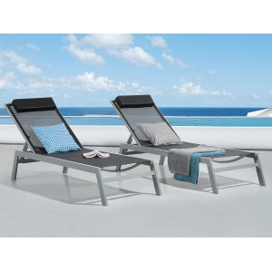 Zwei schwarze Beliani Gartenliegen mit silbernem Gestell und verstellbarer Rückenlehne.