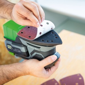 LUX Akku-Multischleifer A-MS-20 mit Schleifpapier wird bestückt.