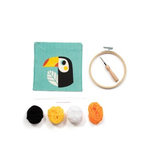 MyMandarine Stanznadel Set Tukan mit Stoff, Holzring, Punch Needle und bunter Wolle für kreatives Sticken.