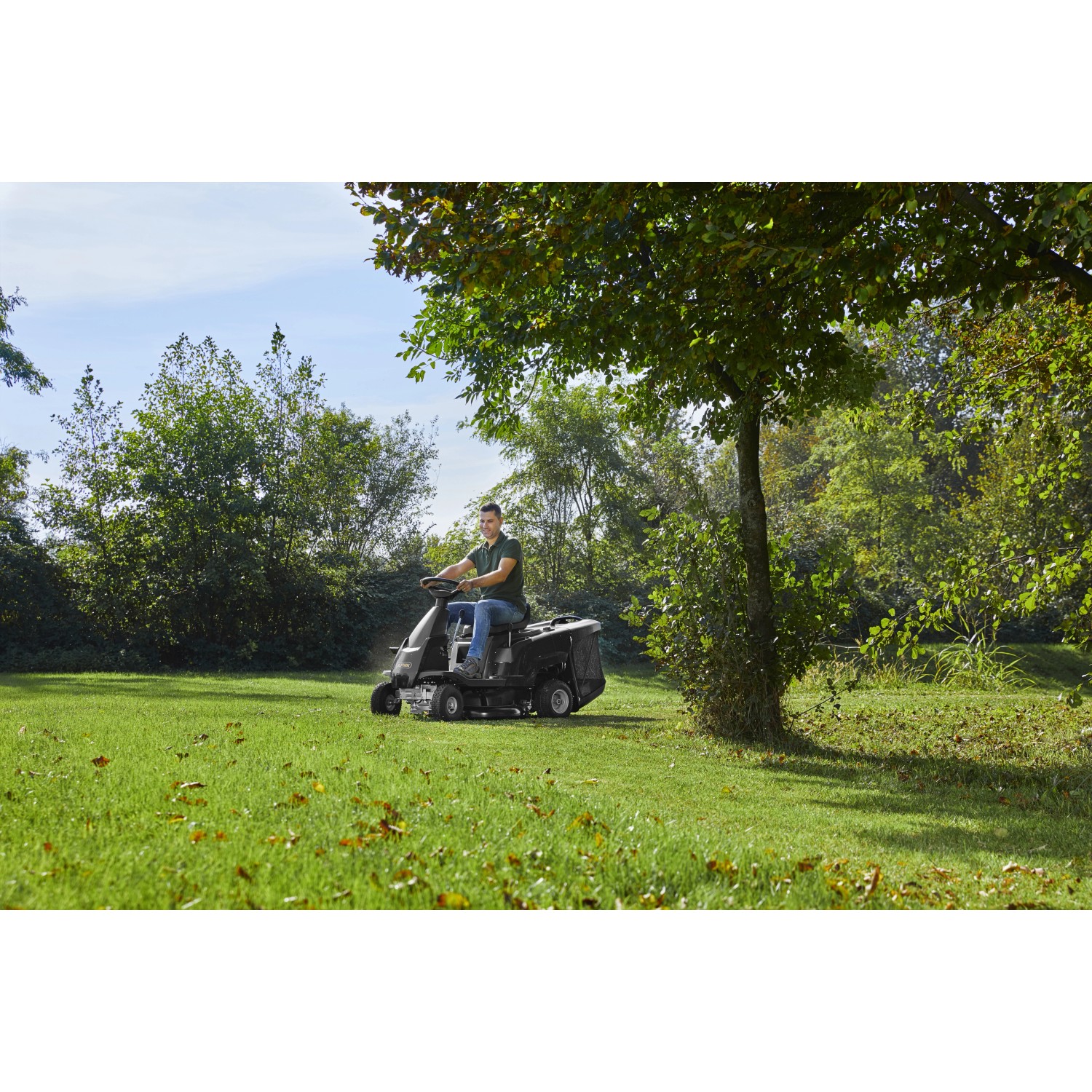 Alpina Rasentraktor AT2 66 QA in Aktion auf Rasenfläche. Kompakter Aufsitzmäher.