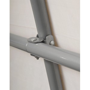 Detailaufnahme der Metallkonstruktion des ShelterLogic Gerätehauses, graue Rohre und Schraubverbindungen.