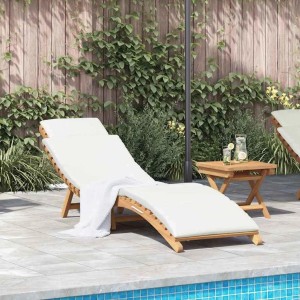 Braune Teakholz Sonnenliege mit hellem Kissen am Pool, verstellbare Rückenlehne für Garten & Terrasse.
