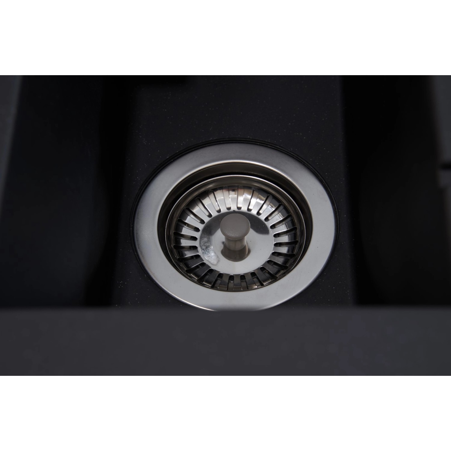 Detailaufnahme: Schwarze Respekta Mineralite Spüle Houston mit Siebkorb.