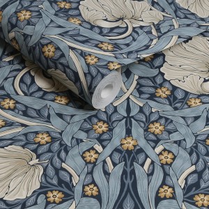 Blaue William Morris Vliestapete Pimpernel mit floralem Muster und Tapetenrolle.