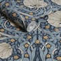 Blaue William Morris Vliestapete Pimpernel mit floralem Muster und Tapetenrolle.