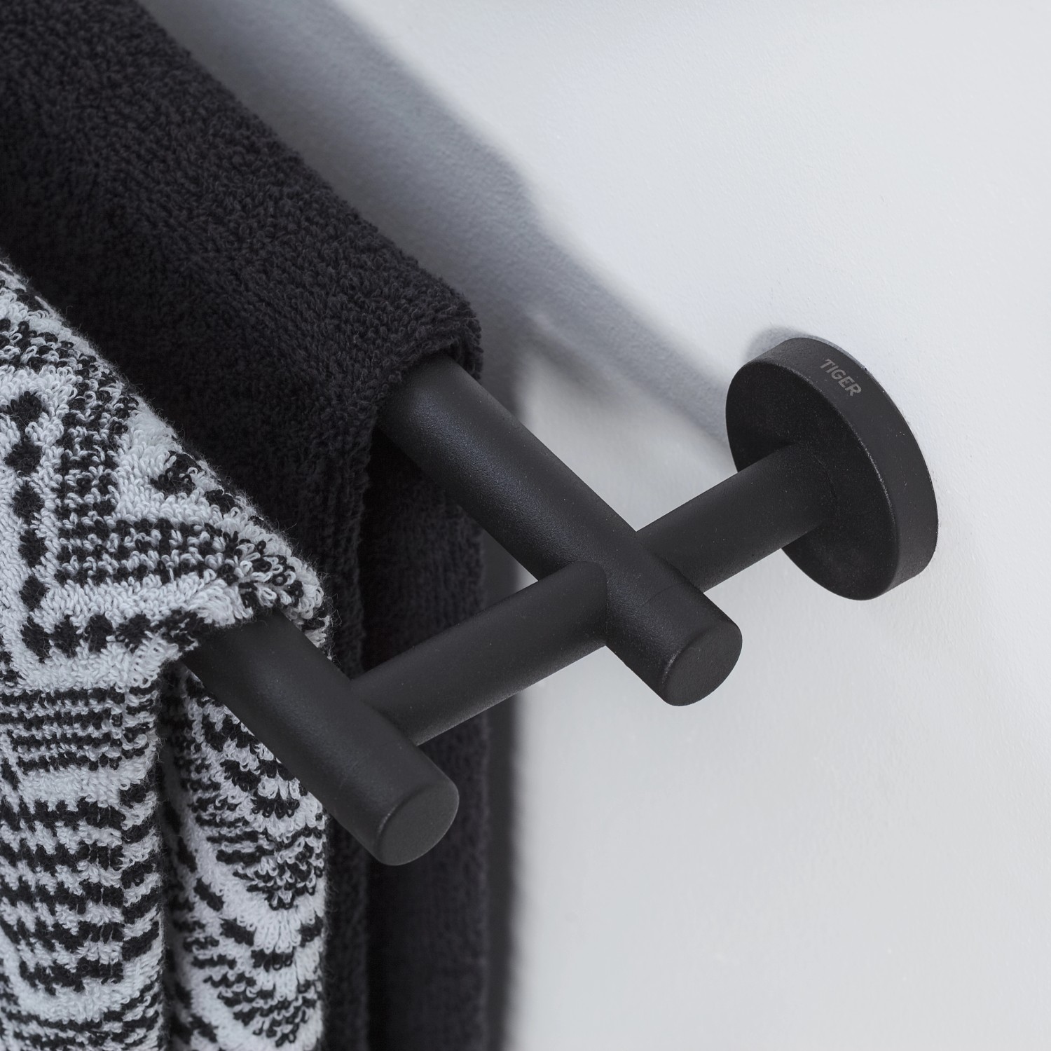 Tiger Handtuchhalter Boston, Edelstahl schwarz, mit zwei Handtüchern.