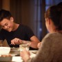 Szene mit warmweißem Licht einer Philips E14 LED Lampe beim Abendessen mit Freunden.