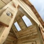 Innenansicht SwingKing Spielhaus Louise mit Dachfenstern und Holzwänden.