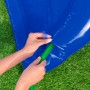 Detailaufnahme: Anschluss eines Gartenschlauchs an die blaue Bestway Wasserrutsche Lunar Launch.