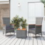 Graues 3-tlg. Garten-Lounge-Set aus Rattan und Akazienholz mit Tisch und Sesseln.