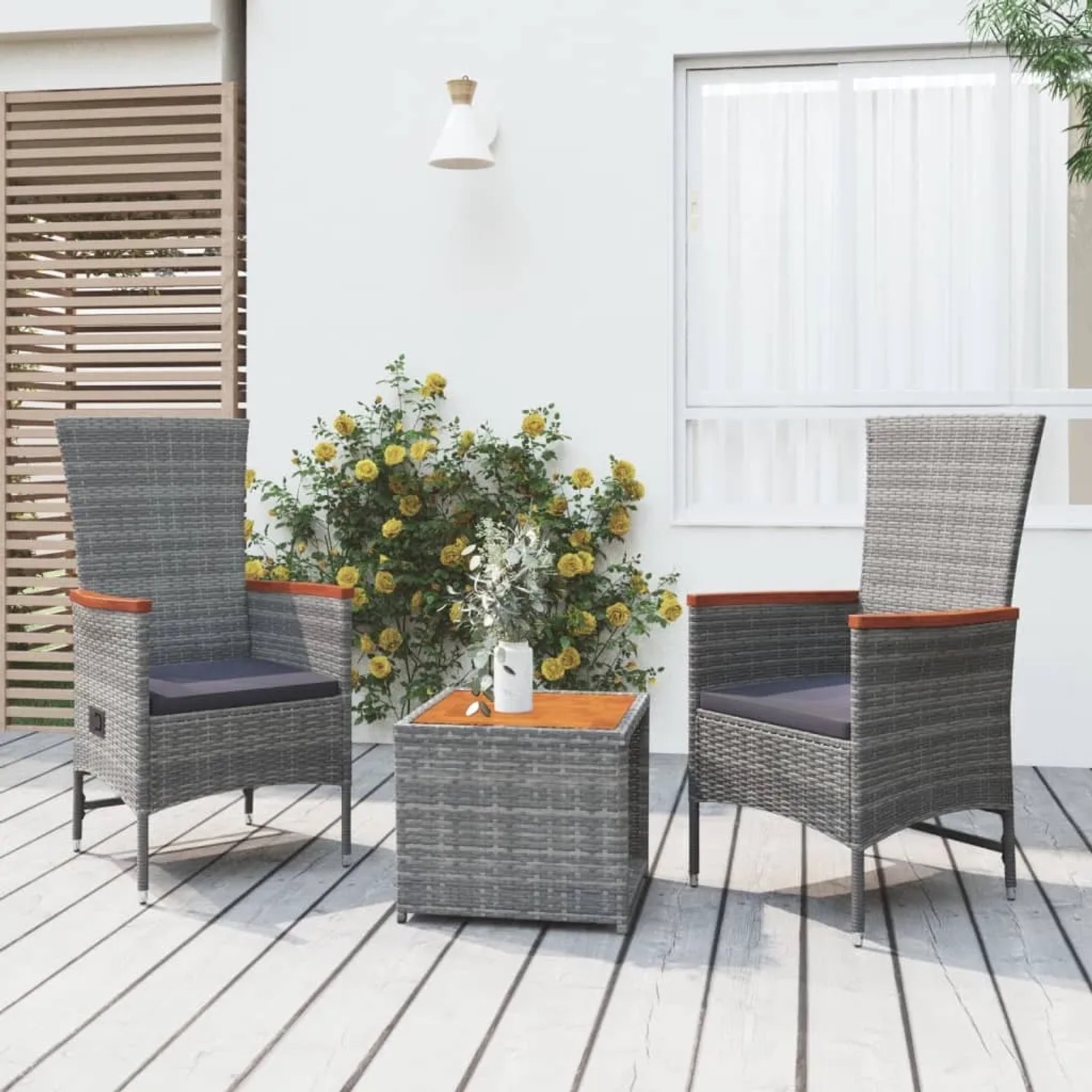 Graues 3-tlg. Garten-Lounge-Set aus Rattan und Akazienholz mit Tisch und Sesseln.