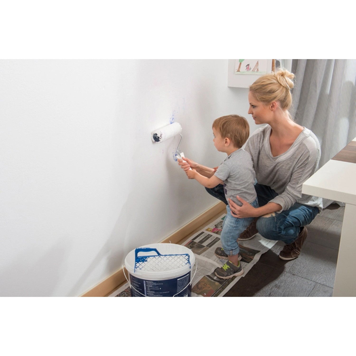 Mutter und Kind streichen Wand mit Histor Clean Wandfarbe Weiß seidenmatt.
