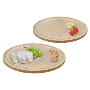 Zwei runde Bambustabletts mit Saftrille, eines mit Käse und Trauben, das andere mit Obst. Ideal als Schneidebrett oder Servierplatte.