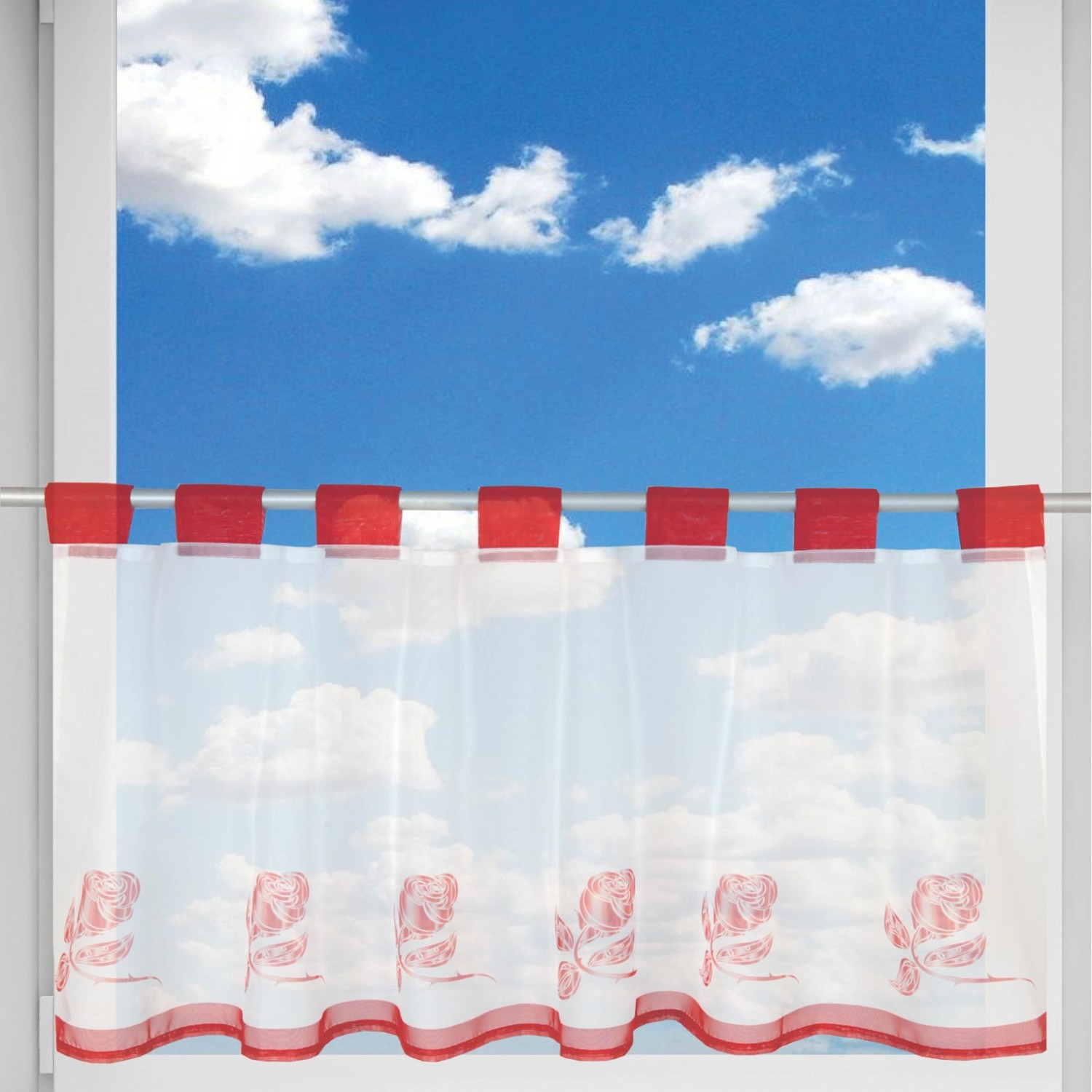 Bistrogardine Angie Rose, 45x120 cm, mit roten Schlaufen und Rosenmuster, am Fenster.