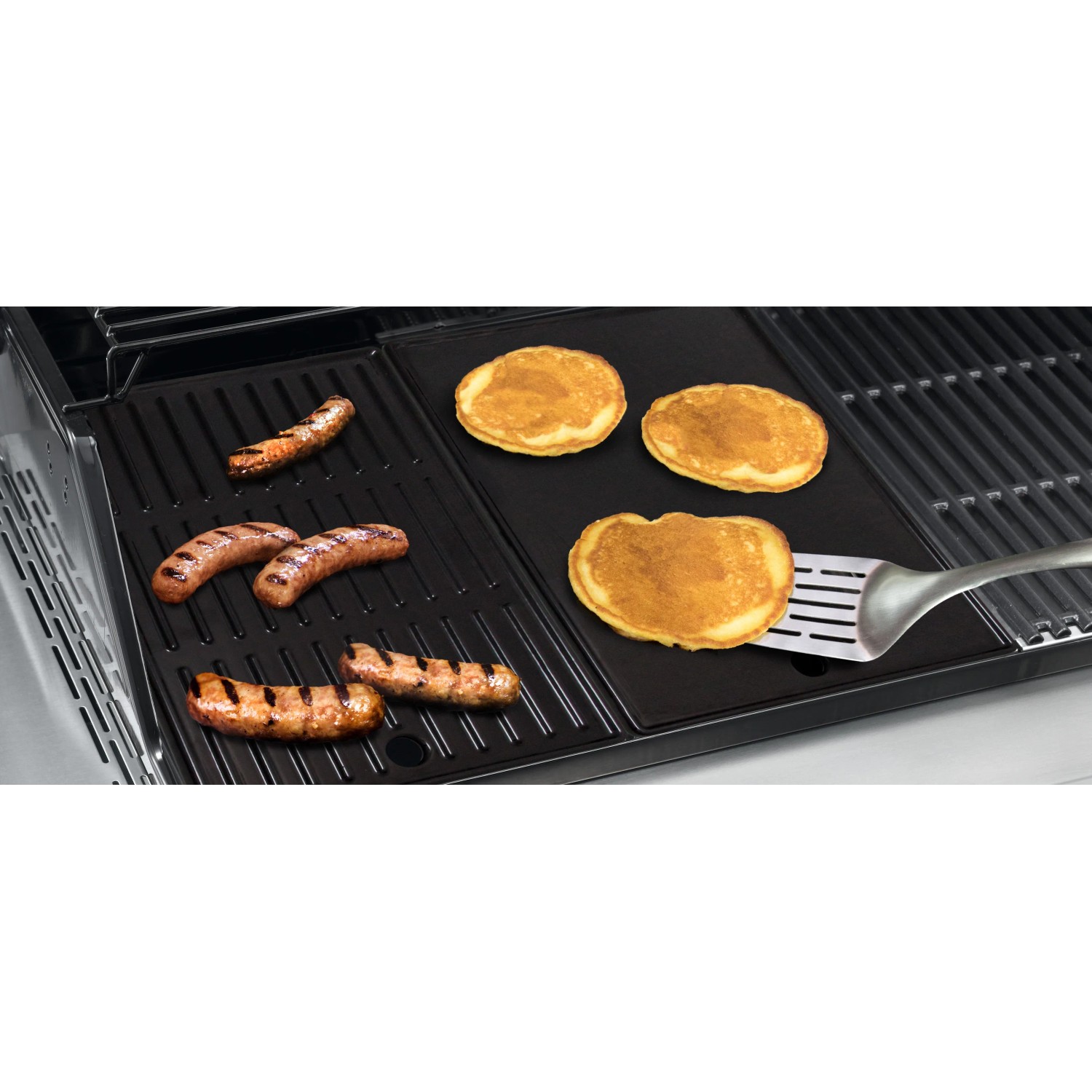 Char-Broil Grillplatte für 2 Brenner mit Würstchen und Pancakes auf dem Grill.