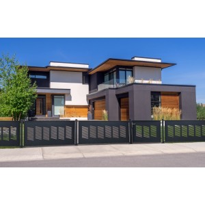 Moderner Dekor-Aluminiumzaun Stockholm in Anthrazit (200x100 cm) vor einem Wohnhaus.