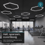 Moderne LED Deckenleuchten in Sechseck-Form, kaltweiß, in einem Fitnessstudio.