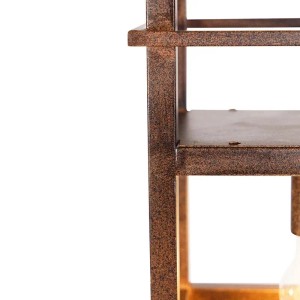 Nahaufnahme der rostbraunen industriellen Hängelampe Cage Rack aus Stahl. Detail des Gestells mit Ablageflächen.