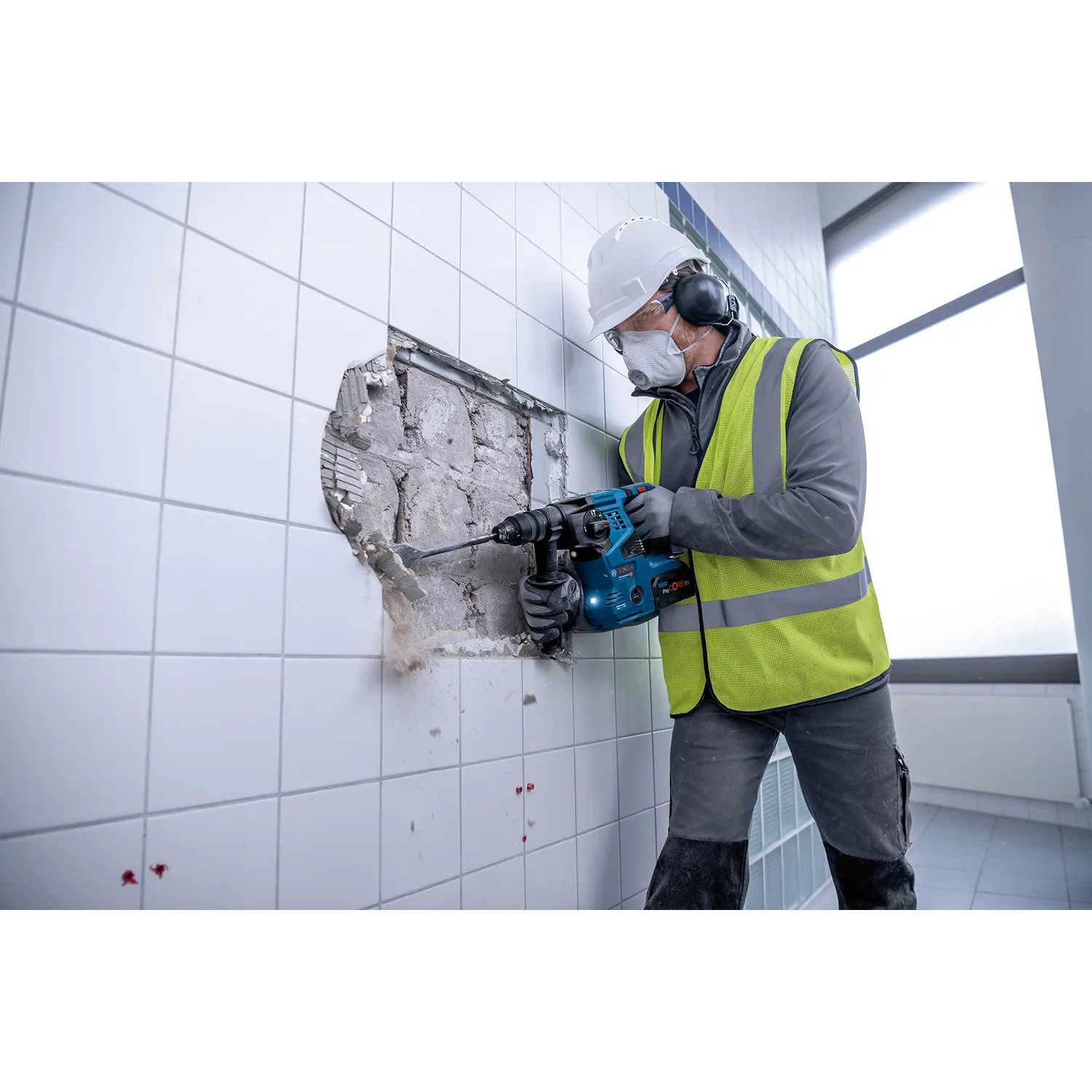 Bosch Professional Akku-Bohrhammer GBH 18V-28 CF im Einsatz beim Stemmen einer Wand.